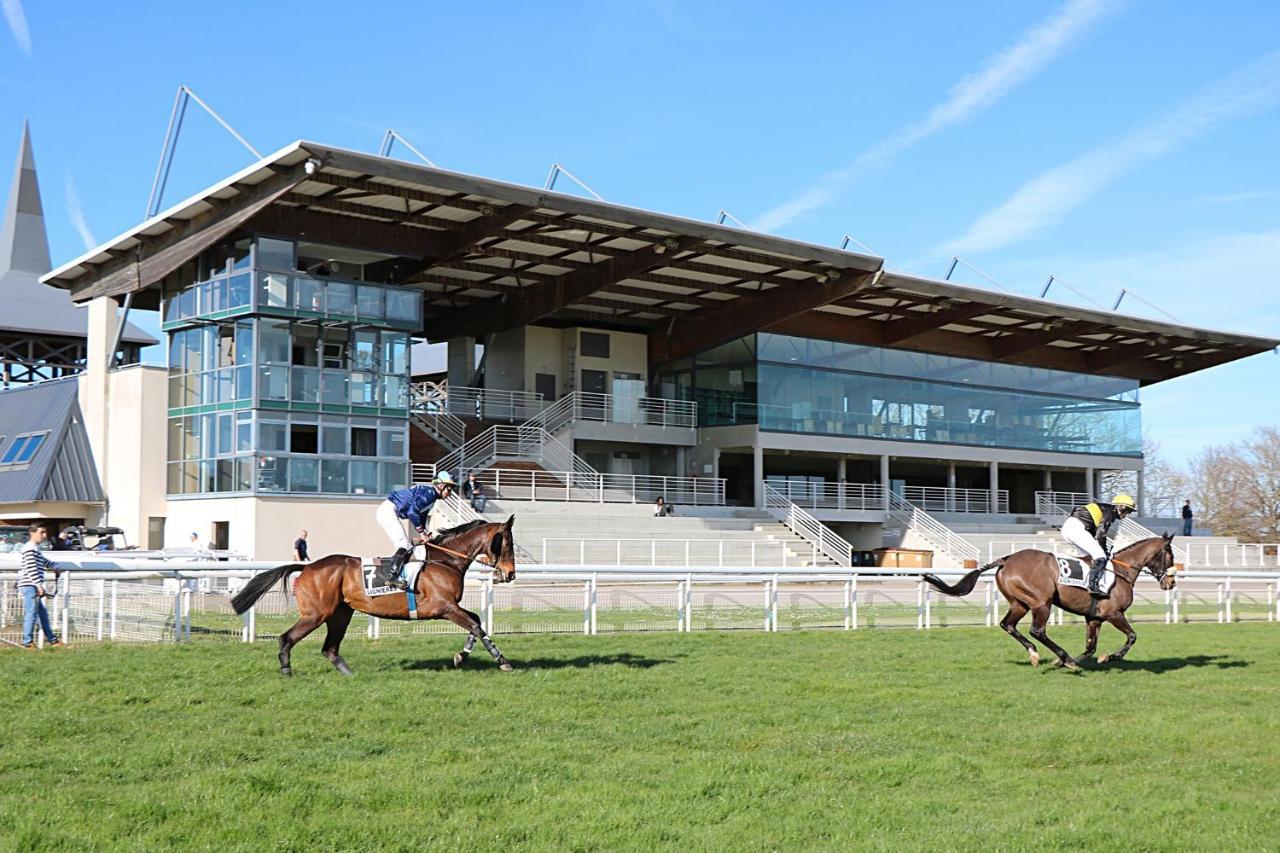 Le Village De Cottages - Le Pole Du Cheval Et De L'Ane Lignières Eksteriør billede